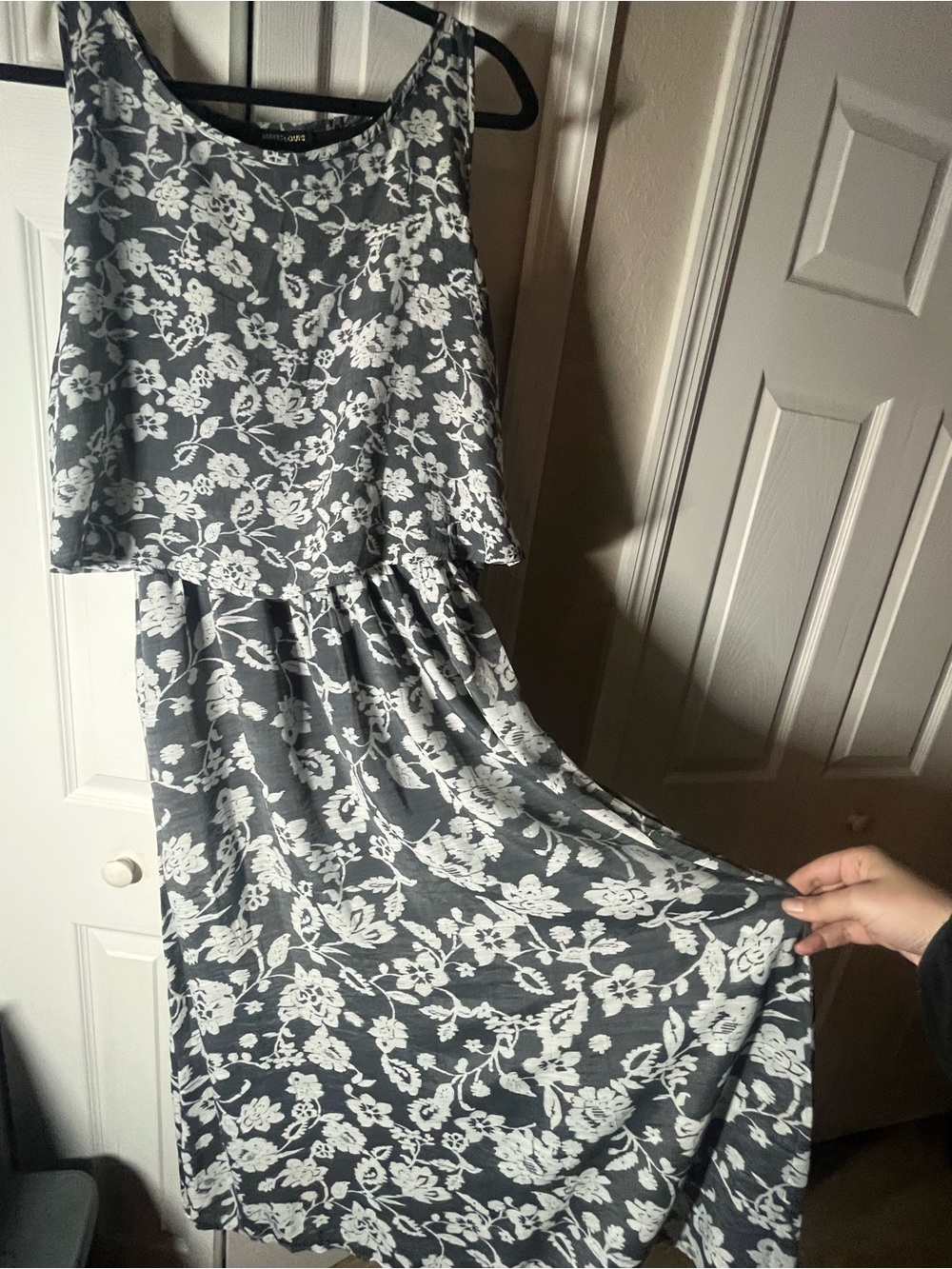 Robert Louis charcoal gray & white floral flowy maxi dress size Large